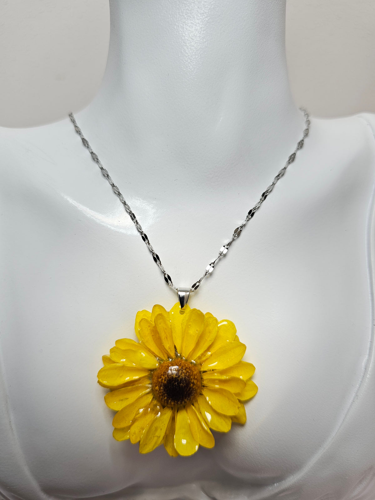 Collar de Mini Girasol artesanal con flor natural preservada; material: acero inoxidable, vista 2