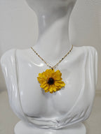Collar de Mini Girasol artesanal con flor natural preservada; material: acero inoxidable, vista 3