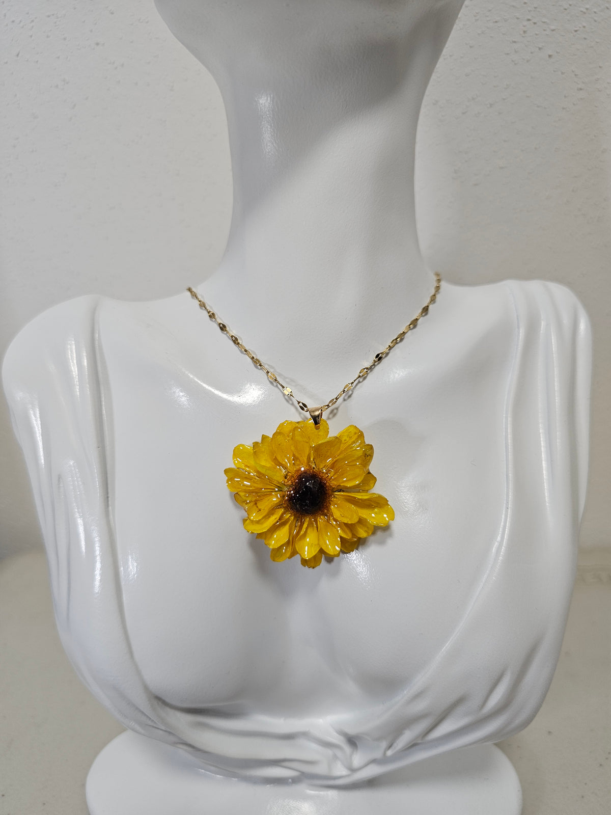 Collar de Mini Girasol artesanal con flor natural preservada; material: acero inoxidable, vista 3