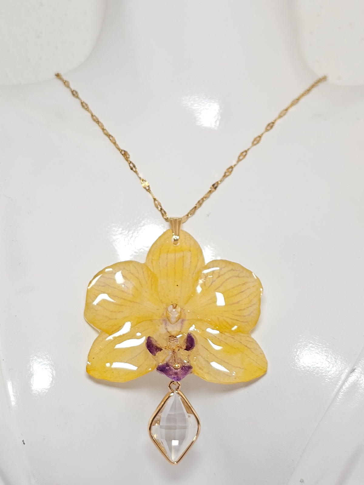Collar de Mini Orquídea Amarilla artesanal con flor natural preservada; material: acero inoxidable
