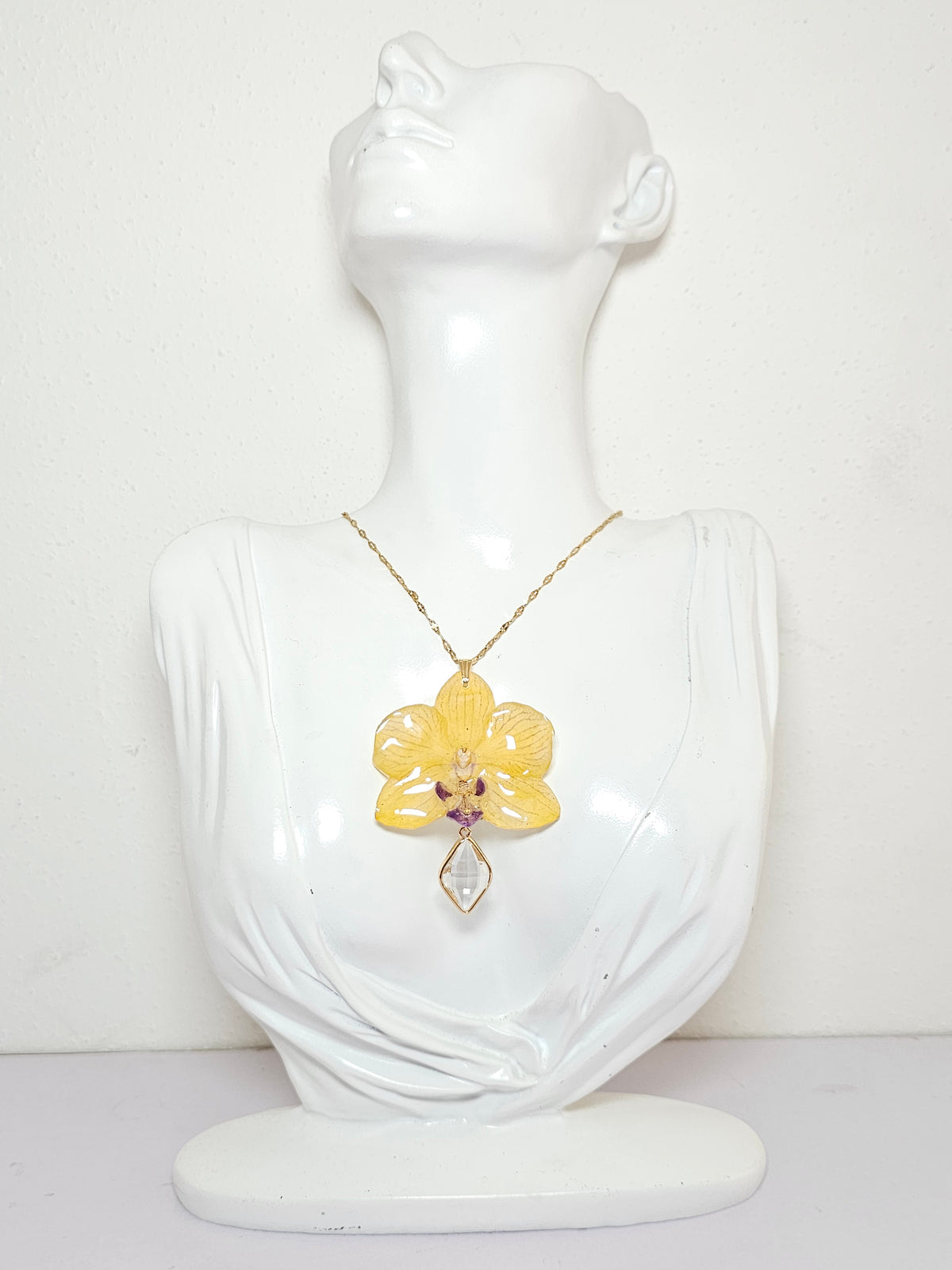 Collar de Mini Orquídea Amarilla artesanal con flor natural preservada; material: acero inoxidable, vista 2