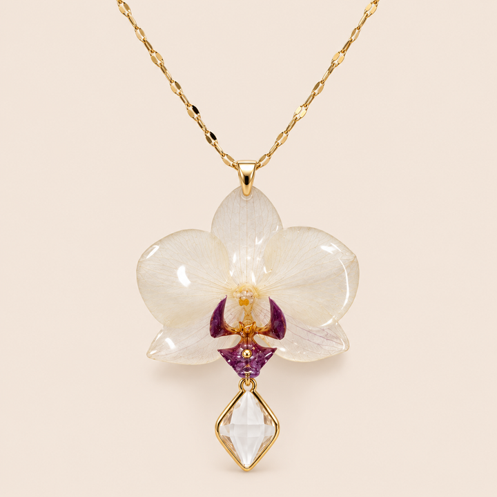 Collar de Mini Orquídea Blanca con Morado