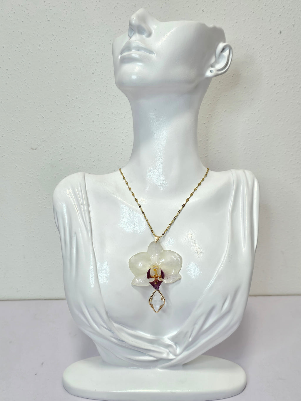 Collar de Mini Orquídea Blanca con Morado artesanal con flor natural preservada; material: acero inoxidable, vista 2