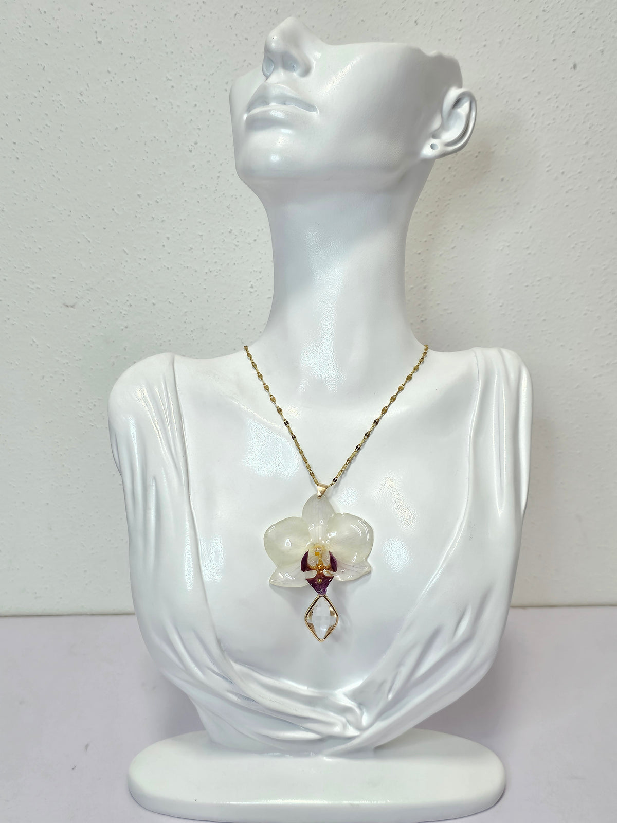 Collar de Mini Orquídea Blanca con Morado artesanal con flor natural preservada; material: acero inoxidable, vista 2