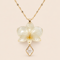 Collar de Mini Orquídea Blanca artesanal con flor natural preservada — ISAMOR