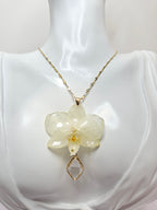 Collar de Mini Orquídea Blanca artesanal con flor natural preservada; material: acero inoxidable