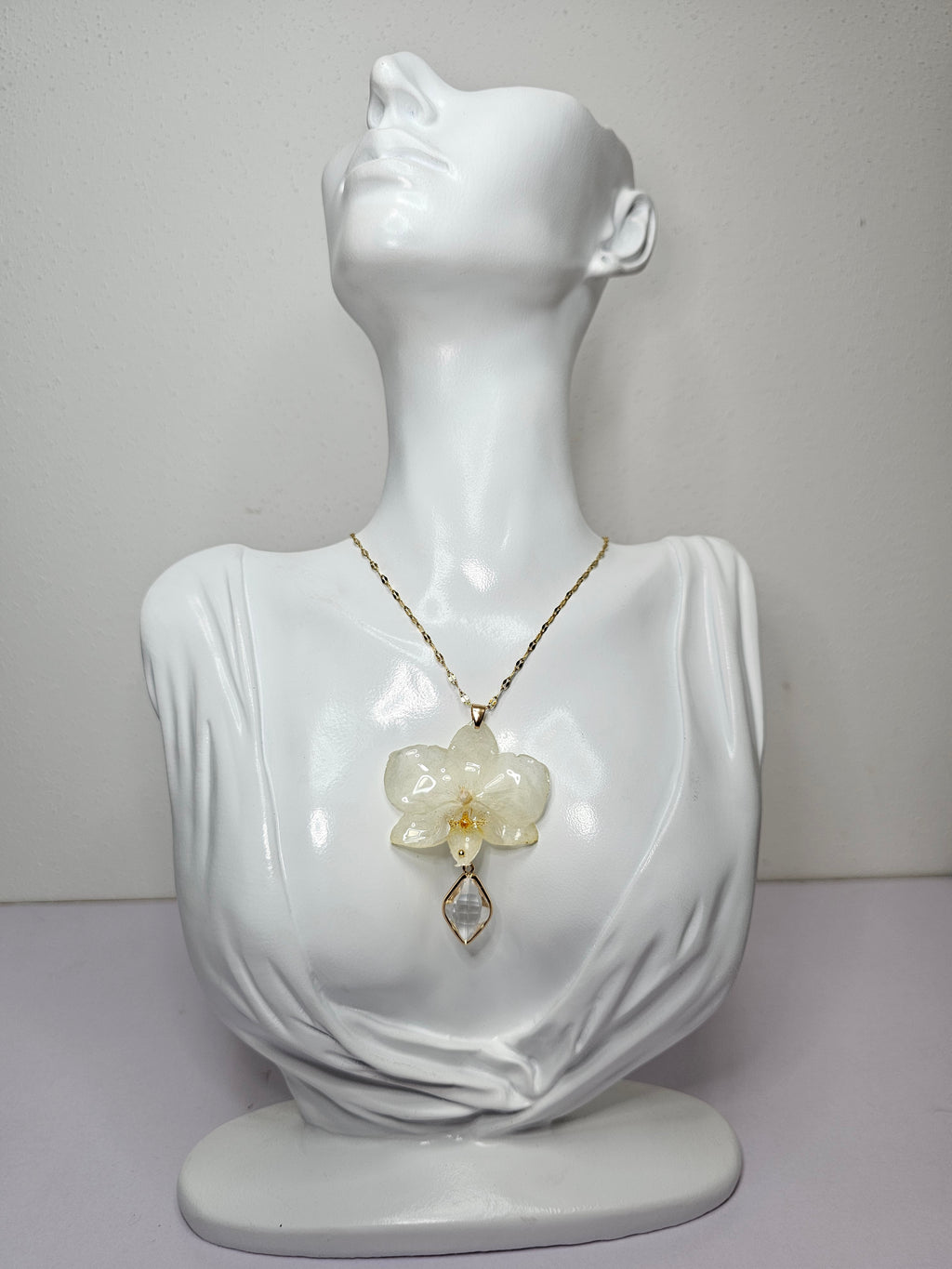 Collar de Mini Orquídea Blanca artesanal con flor natural preservada; material: acero inoxidable, vista alternativa — ISAMOR