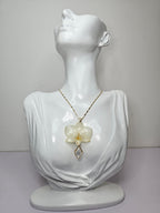 Collar de Mini Orquídea Blanca artesanal con flor natural preservada; material: acero inoxidable, vista alternativa — ISAMOR