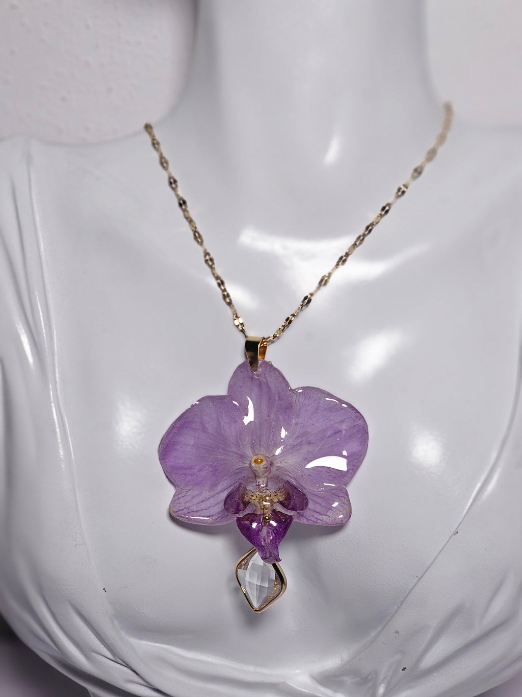 Collar de Mini Orquídea Lila artesanal con flor natural preservada; material: acero inoxidable
