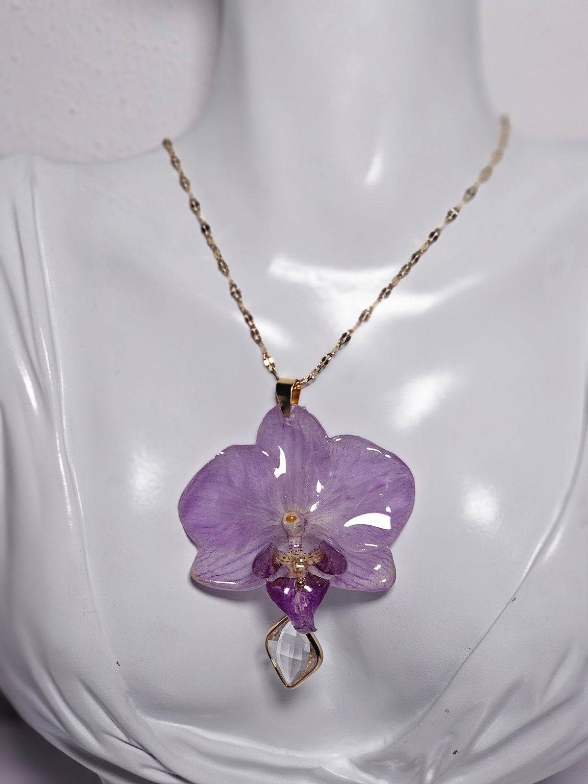 Collar de Mini Orquídea Lila artesanal con flor natural preservada; material: acero inoxidable