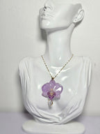 Collar de Mini Orquídea Lila artesanal con flor natural preservada; material: acero inoxidable, vista 2