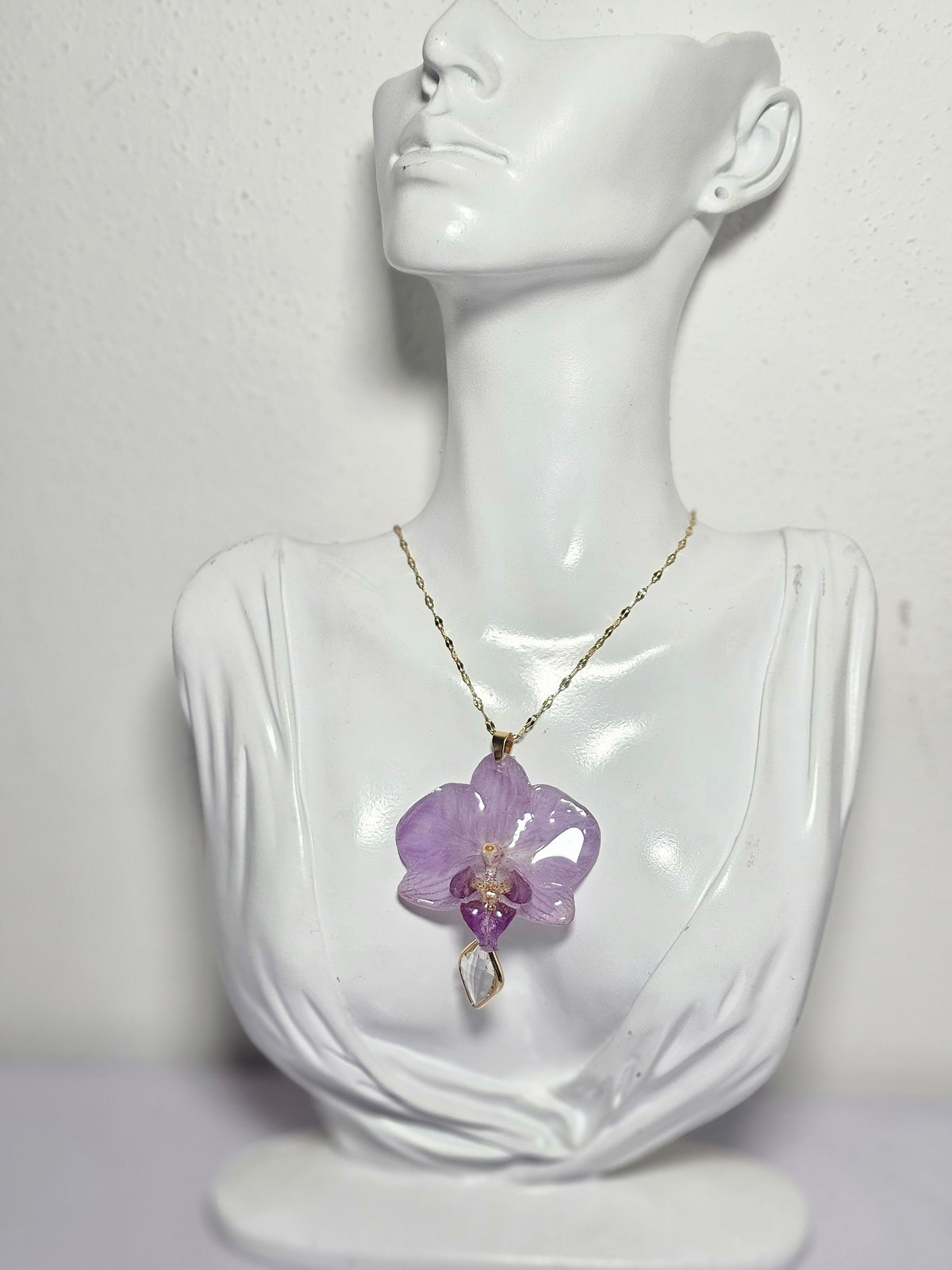 Collar de Mini Orquídea Lila artesanal con flor natural preservada; material: acero inoxidable, vista 2