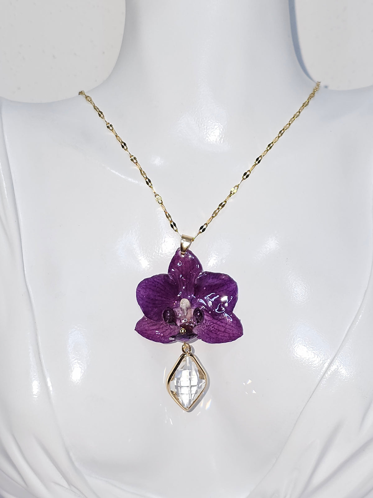 Collar de Mini Orquídea Morada artesanal con flor natural preservada; material: acero inoxidable, vista 3