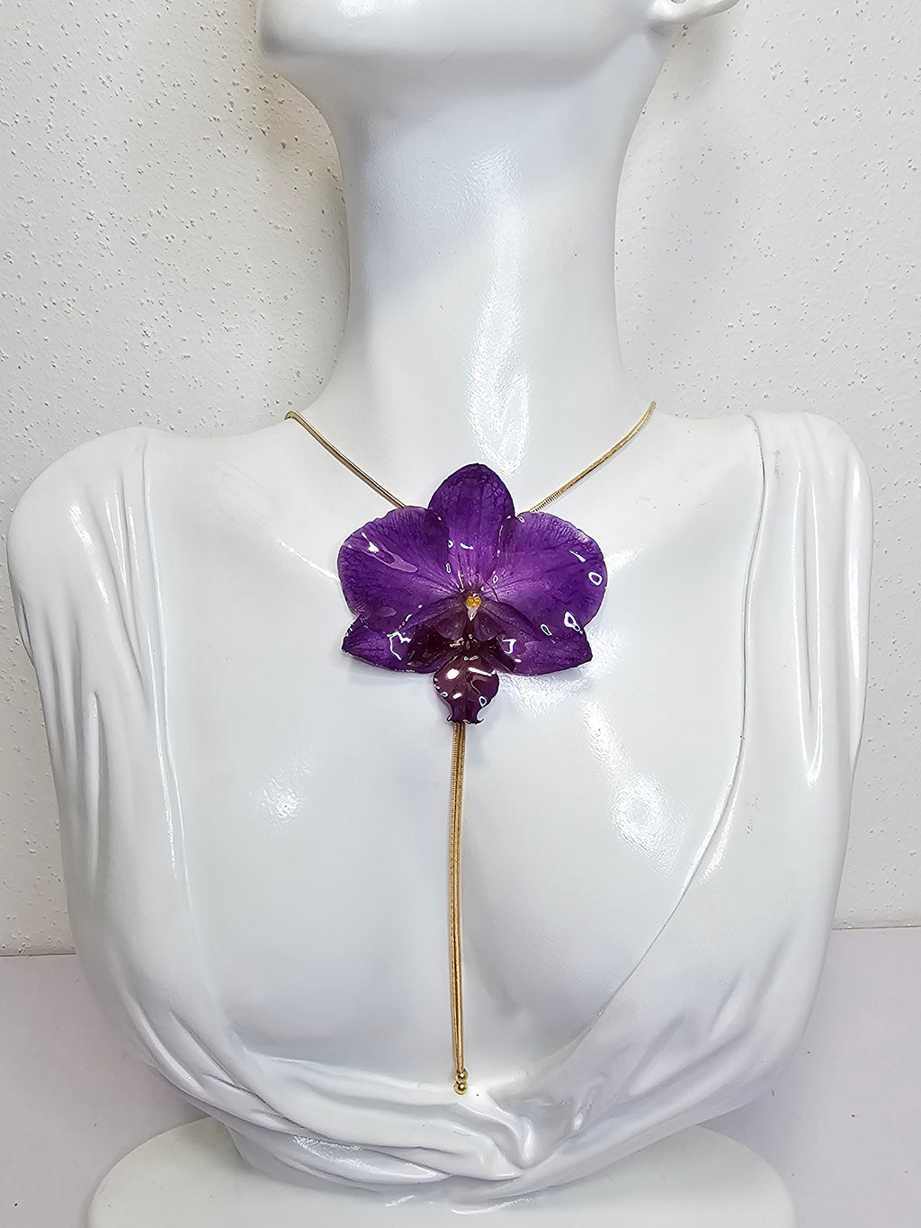 Collar de Mini Orquídea Morada artesanal con flor natural preservada; material: acero inoxidable, vista 4