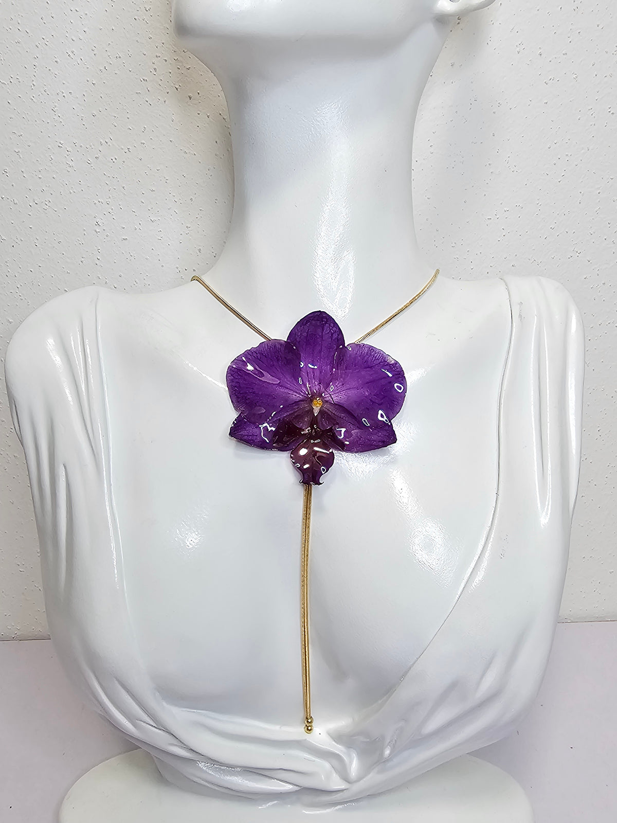 Collar de Mini Orquídea Morada artesanal con flor natural preservada; material: acero inoxidable, vista 4