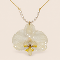 Collar de Orquídea Blanca Chapado en Oro 18K artesanal con flor natural preservada — ISAMOR