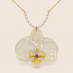 Collar de Orquídea Blanca Chapado en Oro 18K artesanal con flor natural preservada — ISAMOR