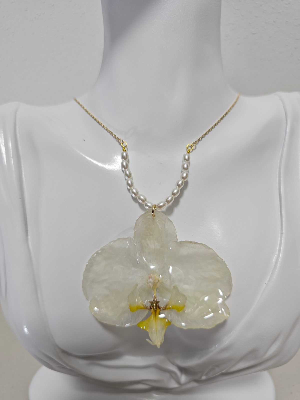 Collar de Orquídea Blanca Chapado en Oro 18K artesanal con flor natural preservada; material: acero inoxidable