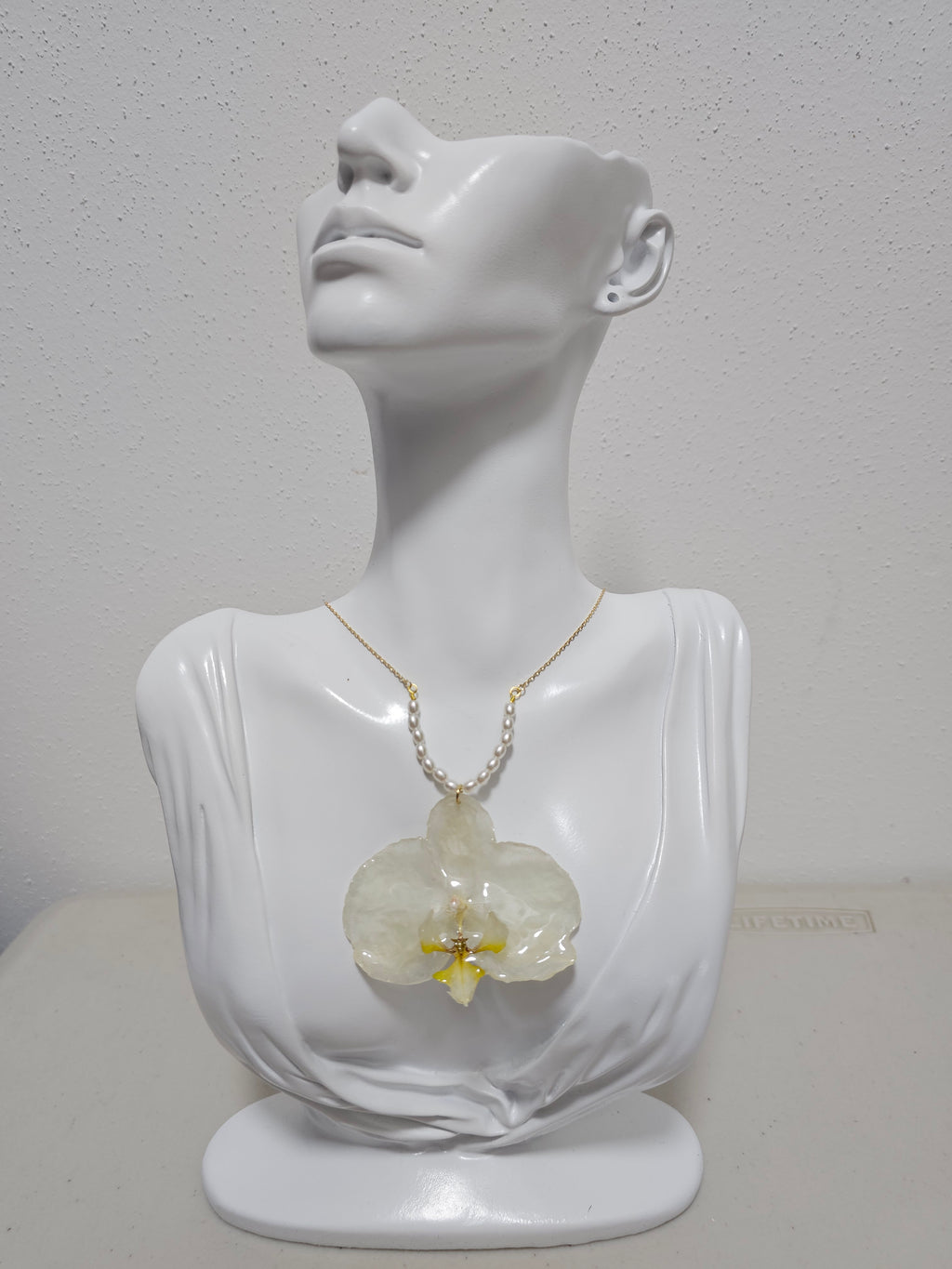 Collar de Orquídea Blanca Chapado en Oro 18K artesanal con flor natural preservada; material: acero inoxidable, vista 2