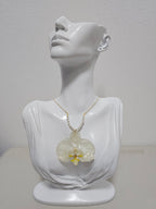 Collar de Orquídea Blanca Chapado en Oro 18K artesanal con flor natural preservada; material: acero inoxidable, vista 2