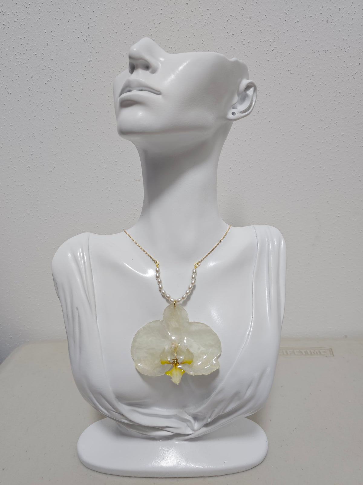 Collar de Orquídea Blanca Chapado en Oro 18K artesanal con flor natural preservada; material: acero inoxidable, vista 2