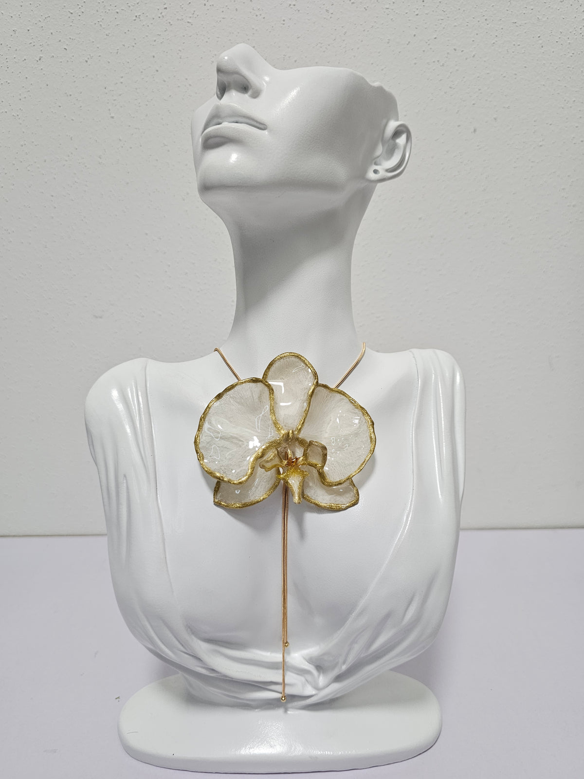 Collar de Orquídea Blanca Dorada artesanal con flor natural preservada; material: acero inoxidable, vista 3