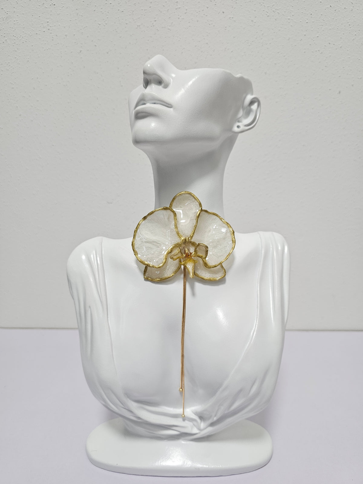 Collar de Orquídea Blanca Dorada artesanal con flor natural preservada; material: acero inoxidable, vista 4