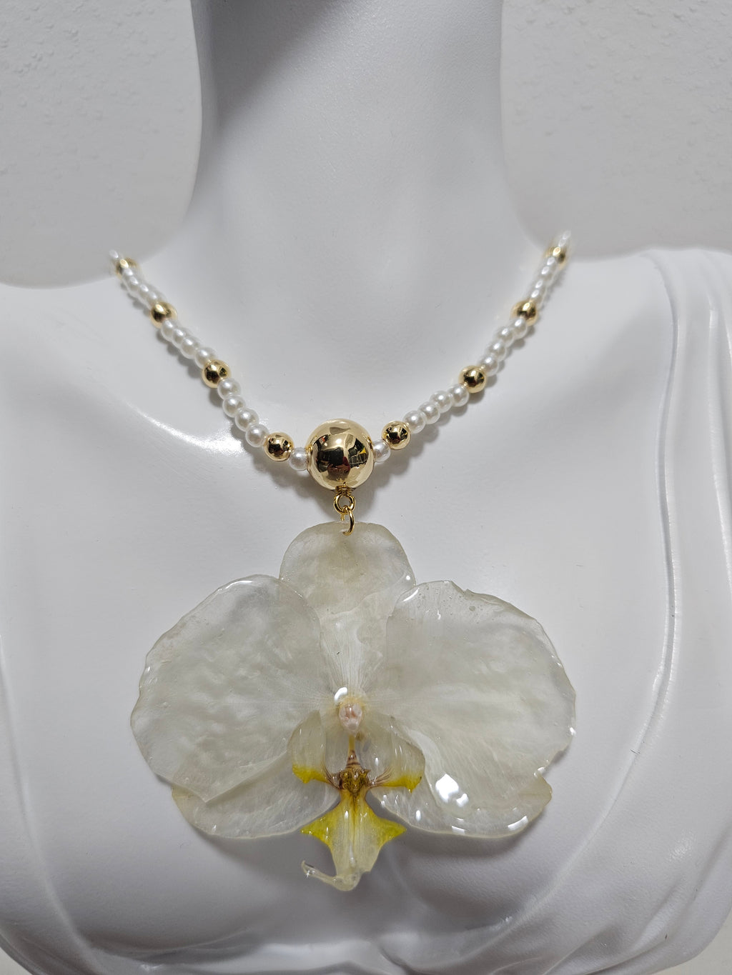 Collar de Orquídea Blanca con Perlas artesanal con flor natural preservada; material: acero inoxidable
