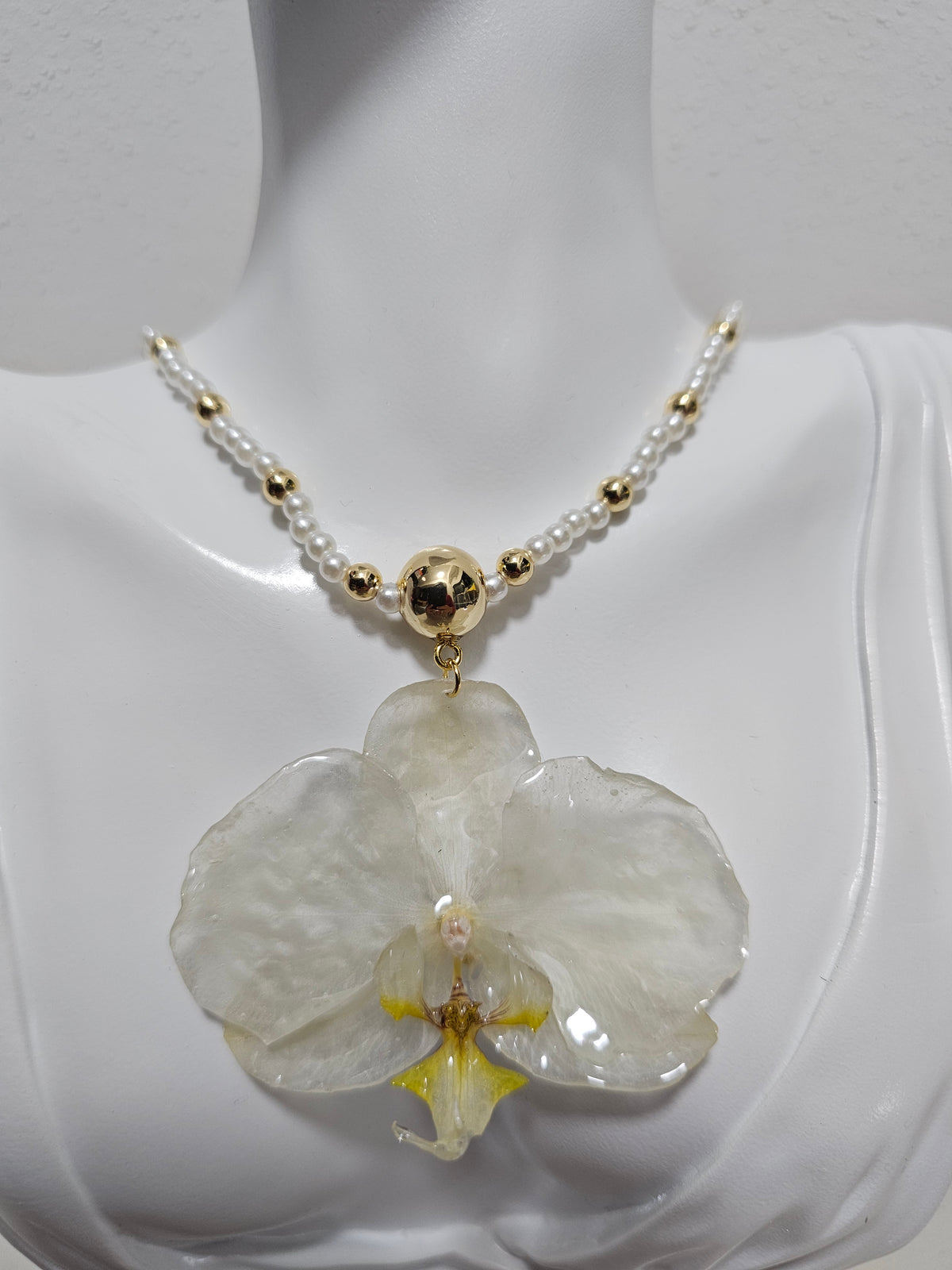 Collar de Orquídea Blanca con Perlas artesanal con flor natural preservada; material: acero inoxidable