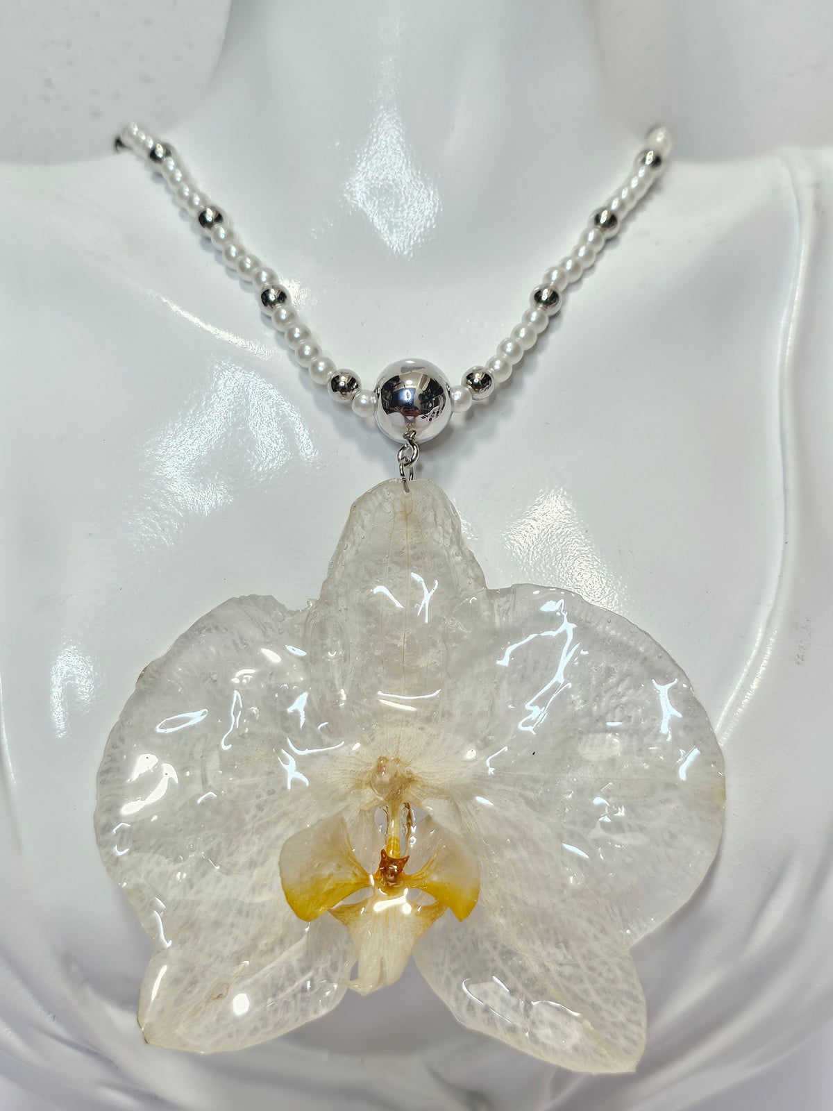 Collar de Orquídea Blanca con Perlas artesanal con flor natural preservada; material: acero inoxidable, vista 2