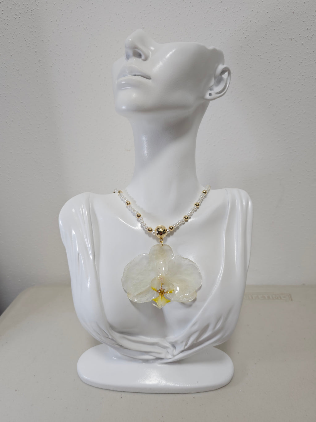 Collar de Orquídea Blanca con Perlas artesanal con flor natural preservada; material: acero inoxidable, vista 3