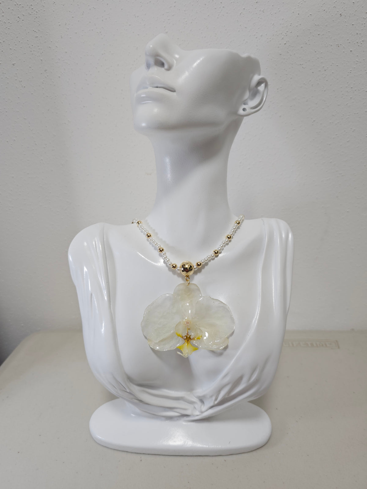 Collar de Orquídea Blanca con Perlas artesanal con flor natural preservada; material: acero inoxidable, vista 3