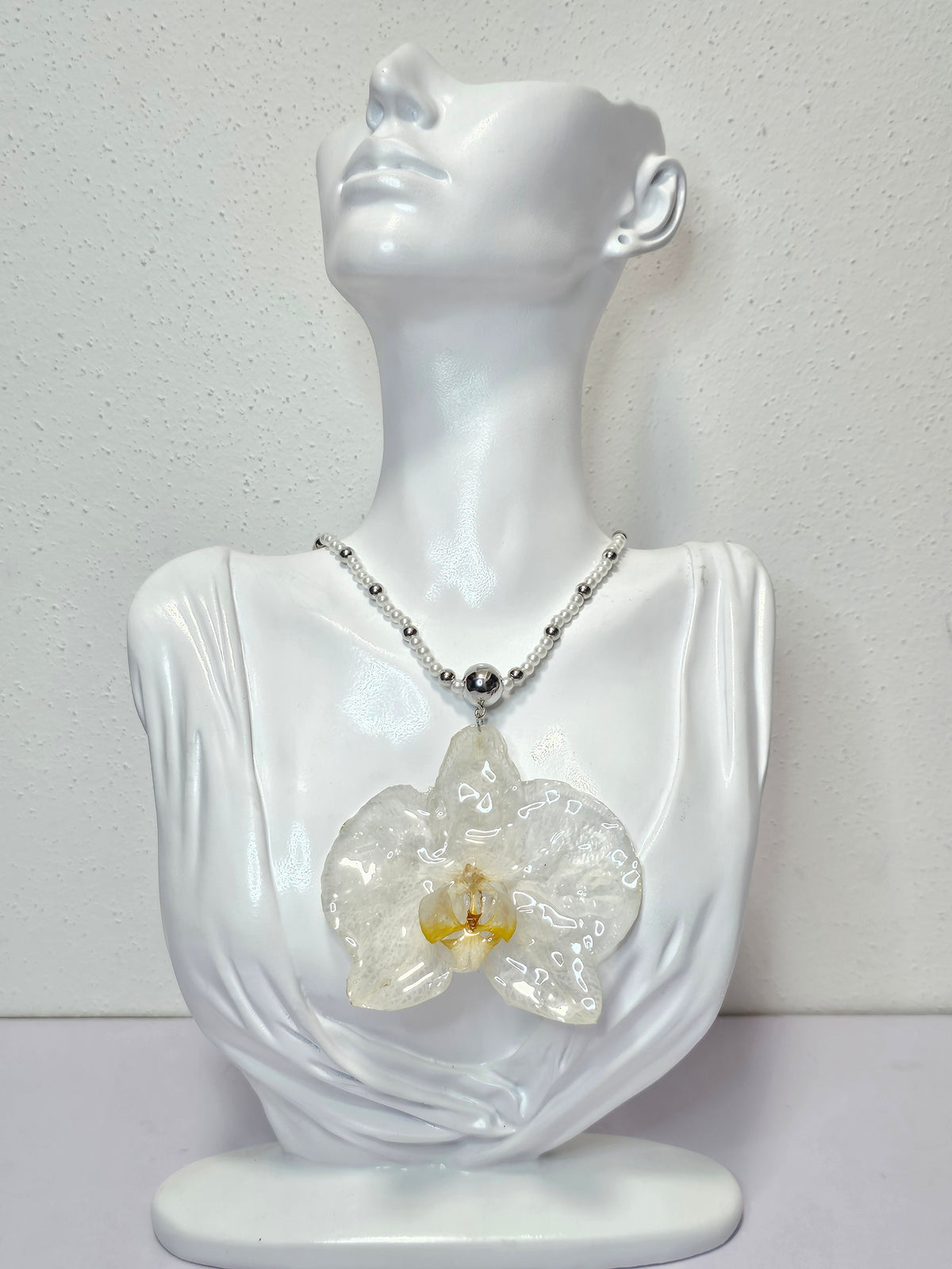 Collar de Orquídea Blanca con Perlas artesanal con flor natural preservada; material: acero inoxidable, vista 4