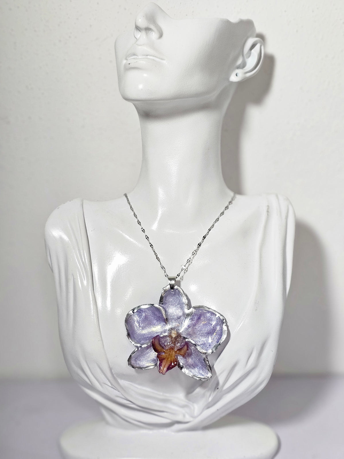 Collar de Orquídea Lila Tornasol artesanal con flor natural preservada; material: acero inoxidable, vista 2