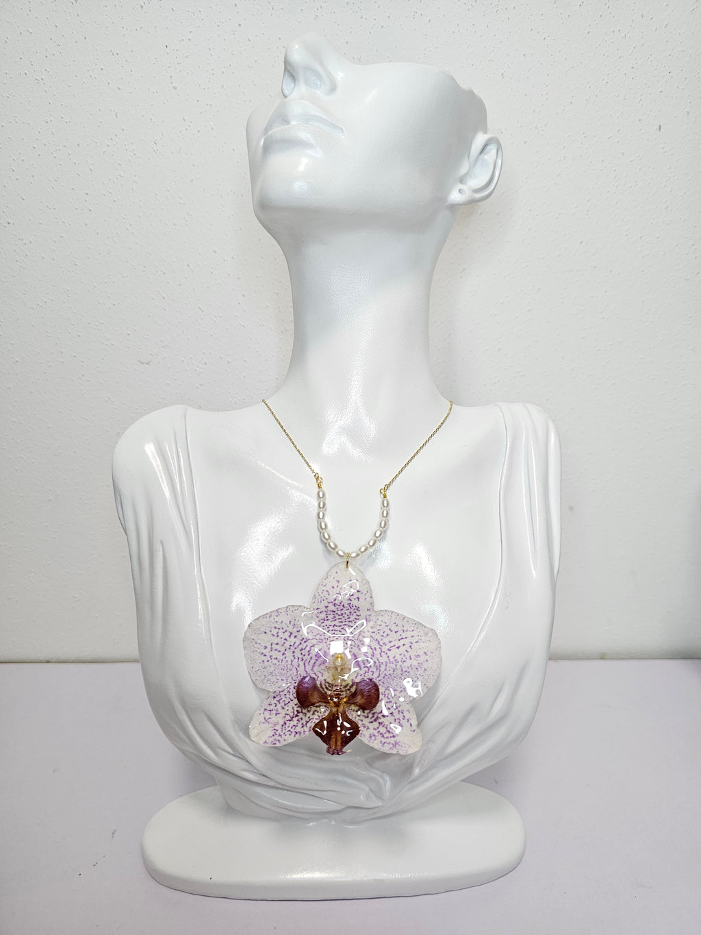 Collar de Orquídea Morada Moteada artesanal con flor natural preservada; material: acero inoxidable, vista 2