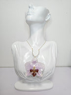 Collar de Orquídea Morada Moteada artesanal con flor natural preservada; material: acero inoxidable, vista 2