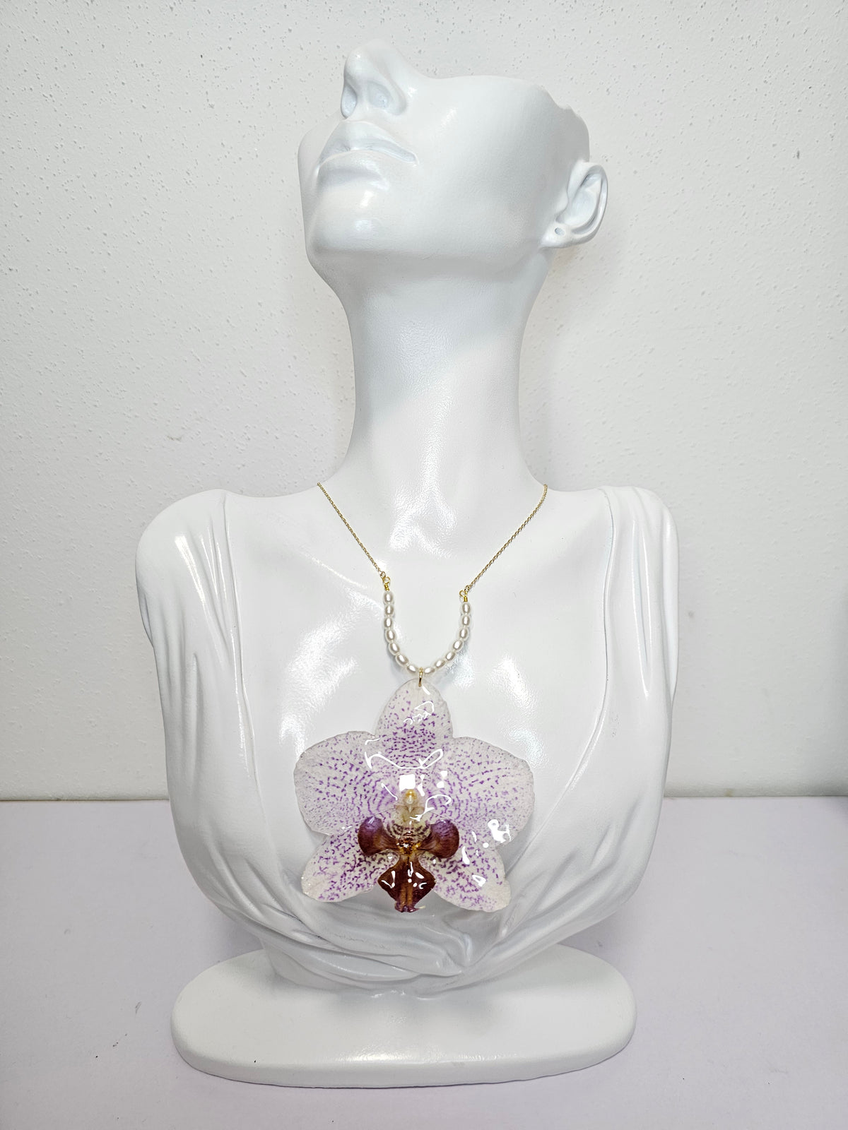 Collar de Orquídea Morada Moteada artesanal con flor natural preservada; material: acero inoxidable, vista 2