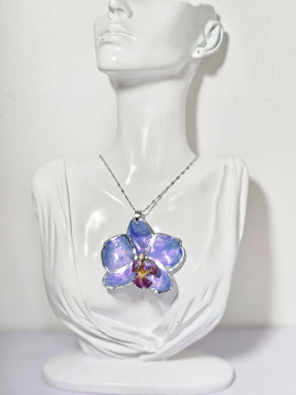 Collar de Orquídea Morada Tornasol artesanal con flor natural preservada; material: acero inoxidable, vista 2