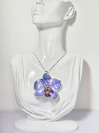 Collar de Orquídea Morada Tornasol artesanal con flor natural preservada; material: acero inoxidable, vista 2