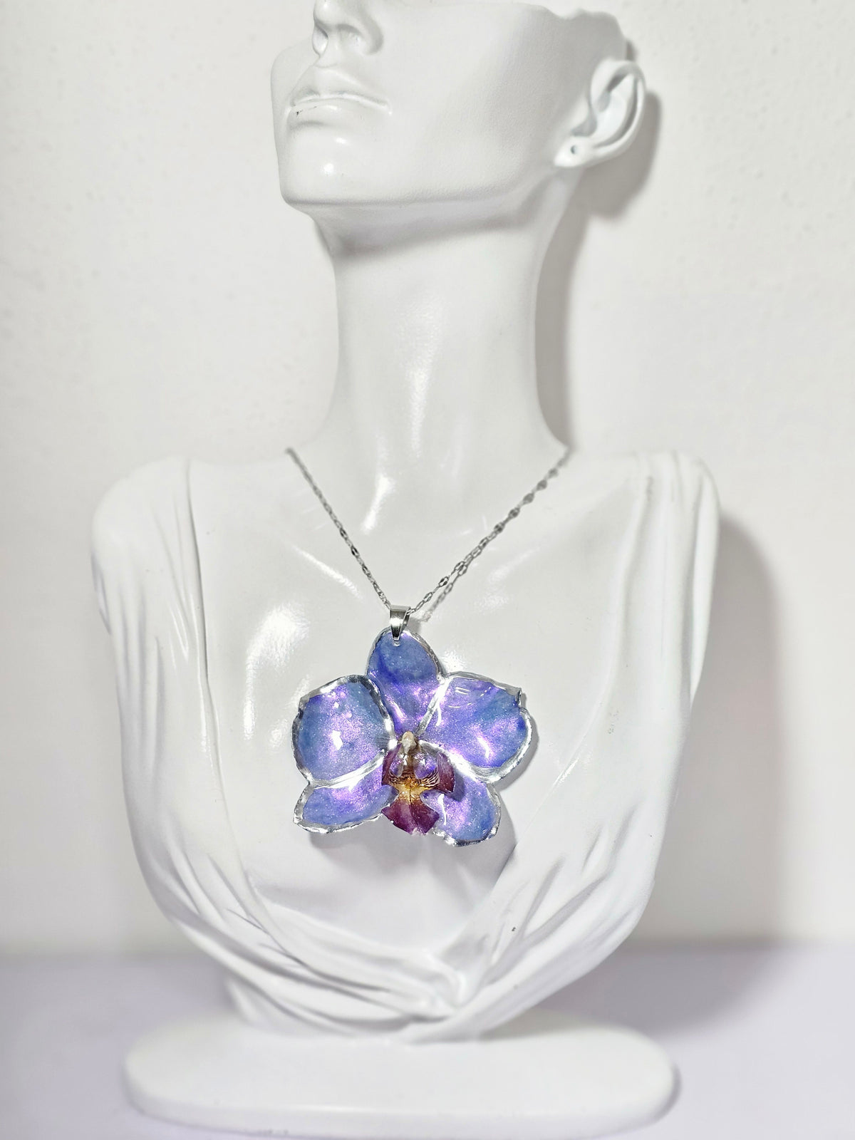 Collar de Orquídea Morada Tornasol artesanal con flor natural preservada; material: acero inoxidable, vista 2