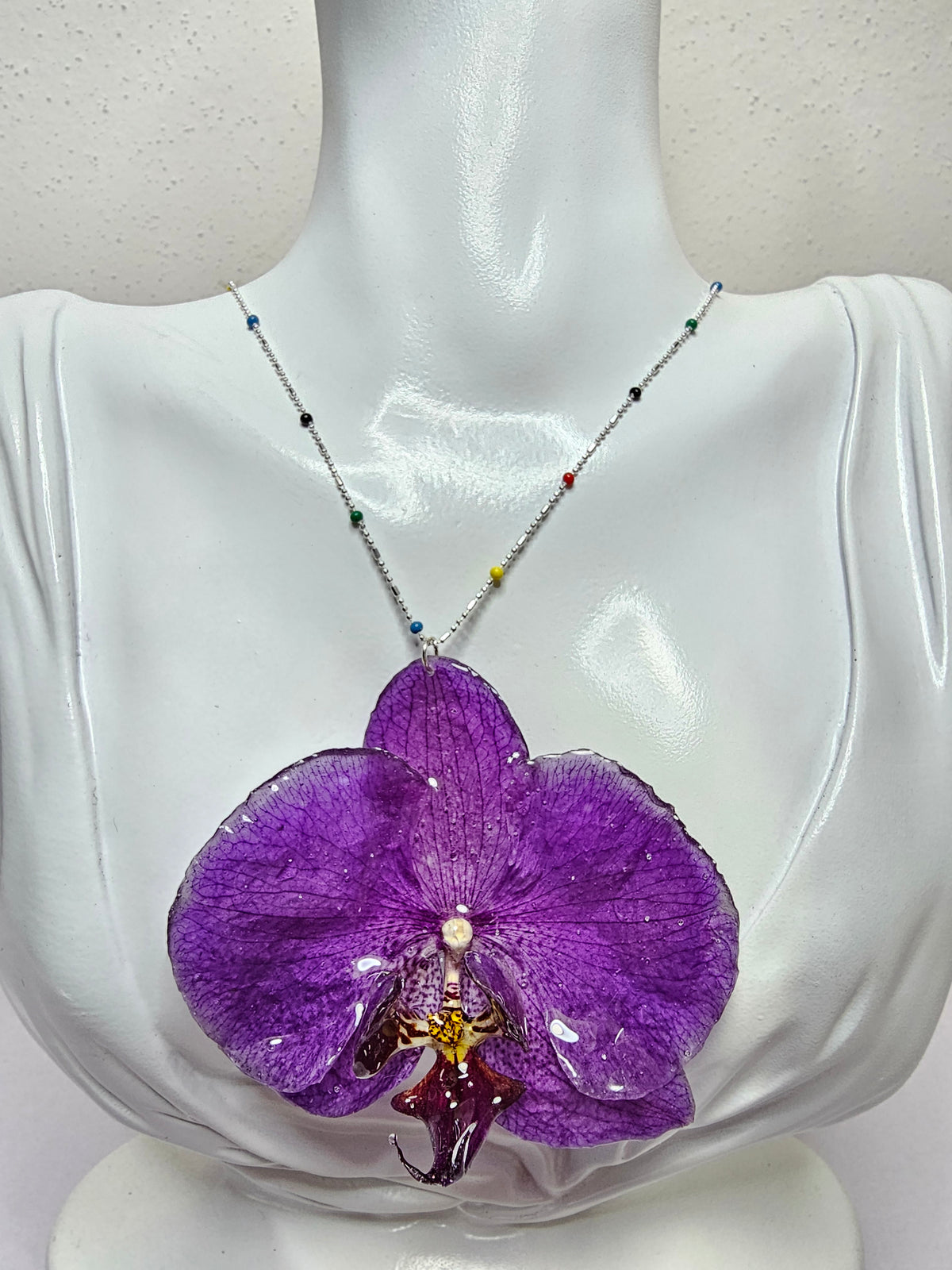 Collar de Orquídea Morada artesanal con flor natural preservada; material: plata esterlina