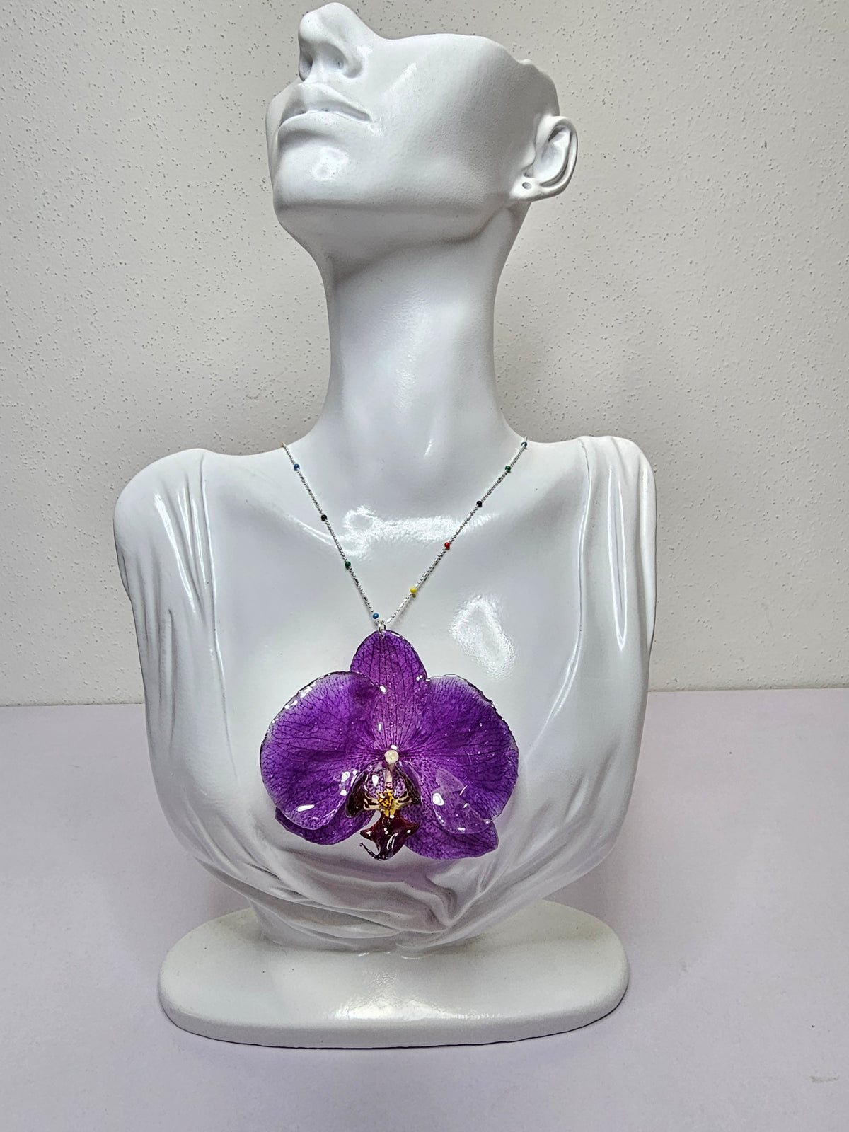Collar de Orquídea Morada artesanal con flor natural preservada; material: plata esterlina, vista 2