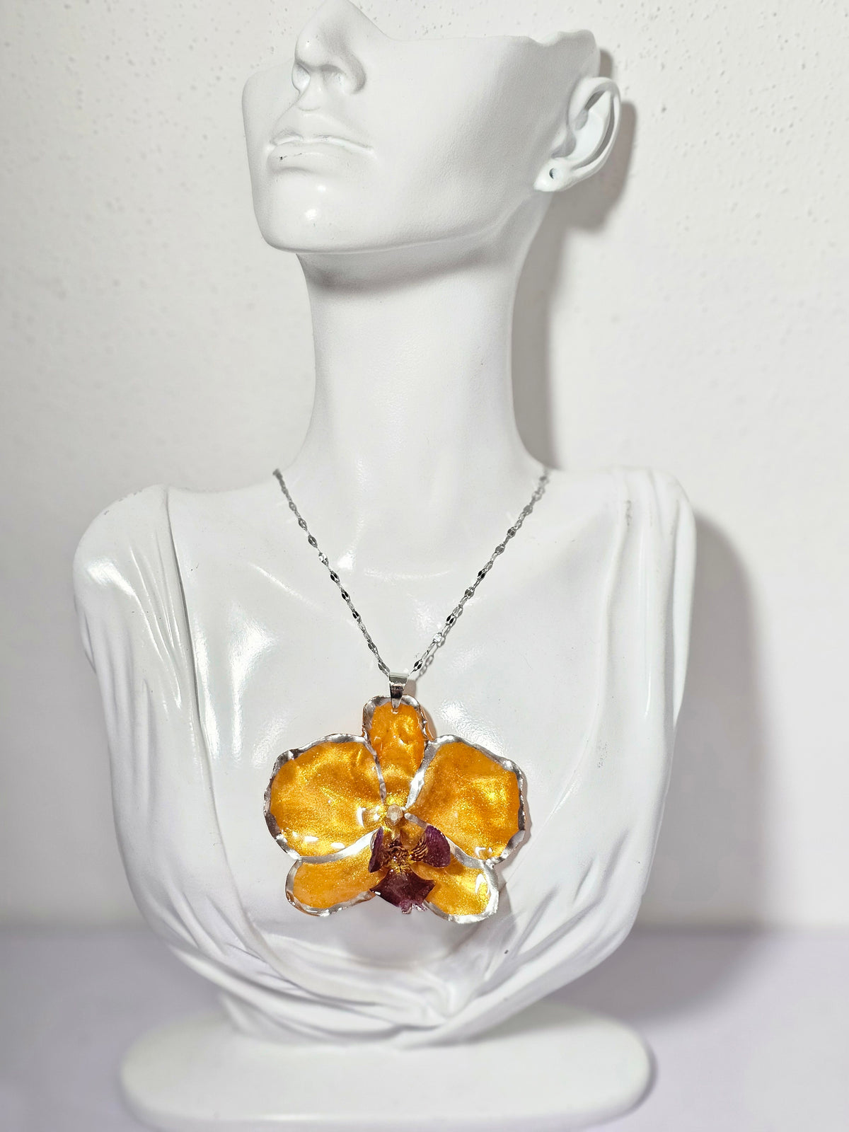 Collar de Orquídea Naranja Tornasol artesanal con flor natural preservada; material: acero inoxidable, vista 2
