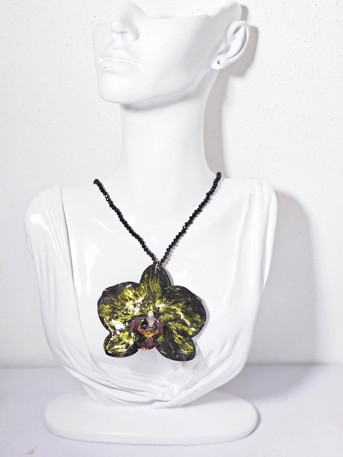 Collar de Orquídea Negra Tornasol artesanal con flor natural preservada; material: acero inoxidable, vista 2