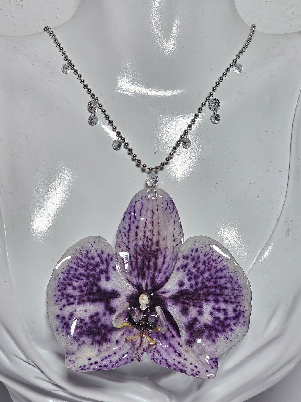 Collar de Orquídea Púrpura artesanal con flor natural preservada; material: acero inoxidable