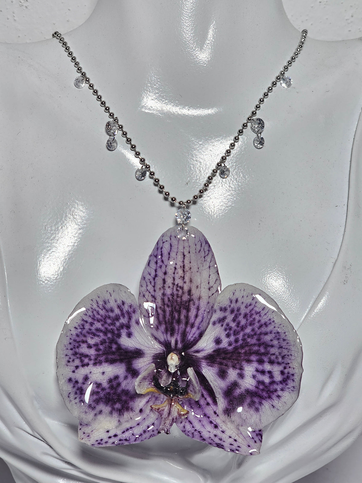 Collar de Orquídea Púrpura artesanal con flor natural preservada; material: acero inoxidable