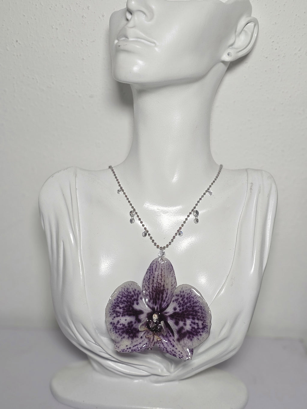 Collar de Orquídea Púrpura artesanal con flor natural preservada; material: acero inoxidable, vista 2