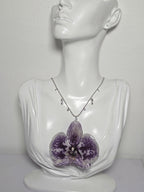 Collar de Orquídea Púrpura artesanal con flor natural preservada; material: acero inoxidable, vista 2