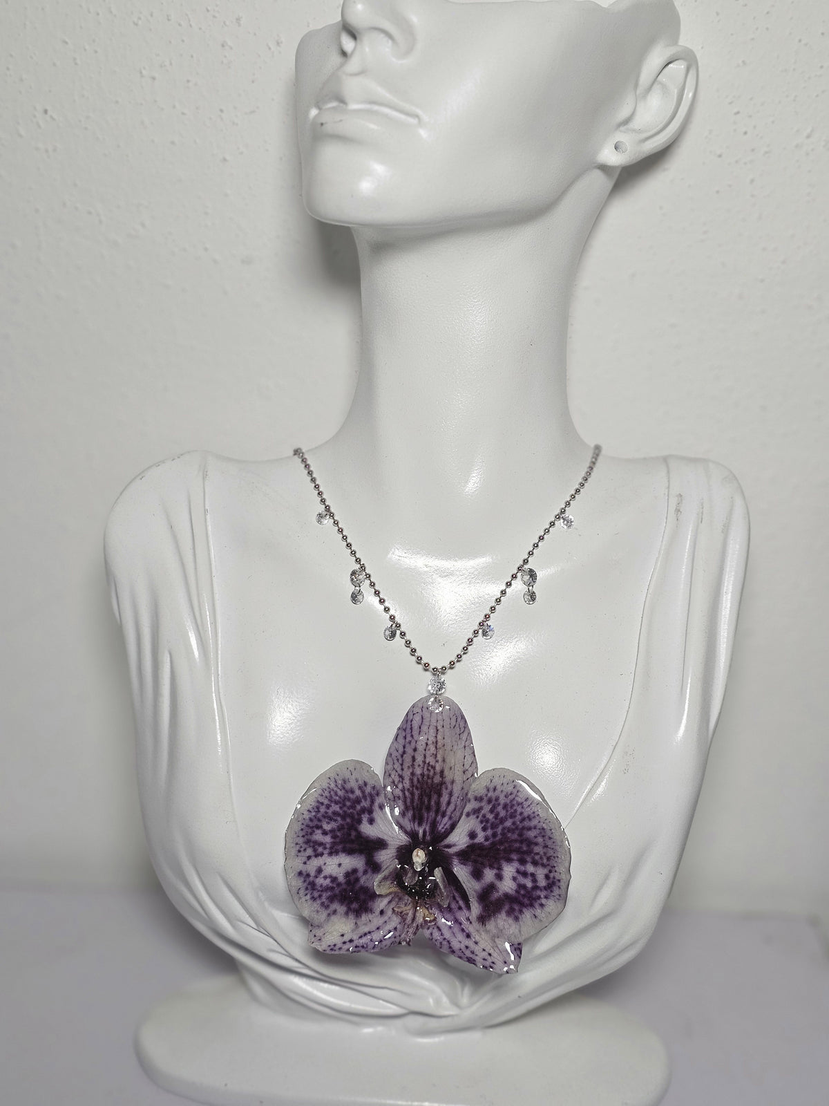 Collar de Orquídea Púrpura artesanal con flor natural preservada; material: acero inoxidable, vista 2
