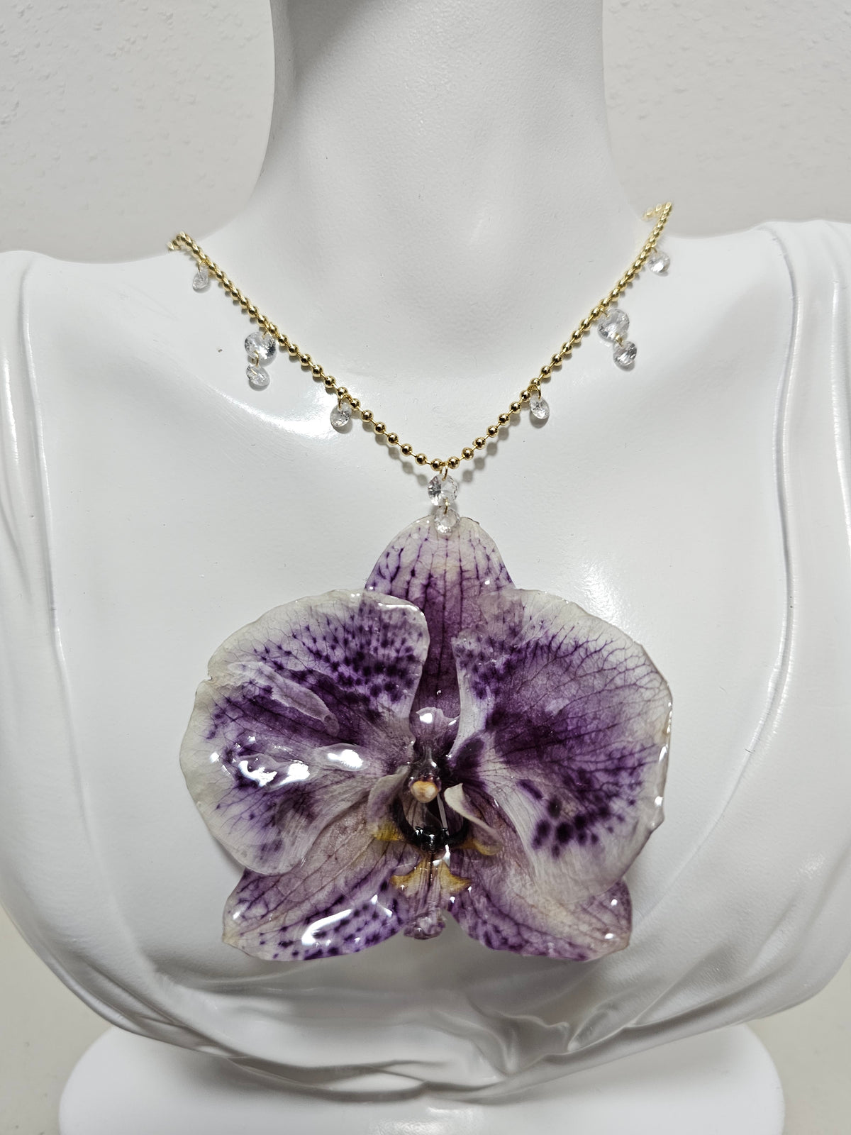 Collar de Orquídea Púrpura artesanal con flor natural preservada; material: acero inoxidable, vista 3